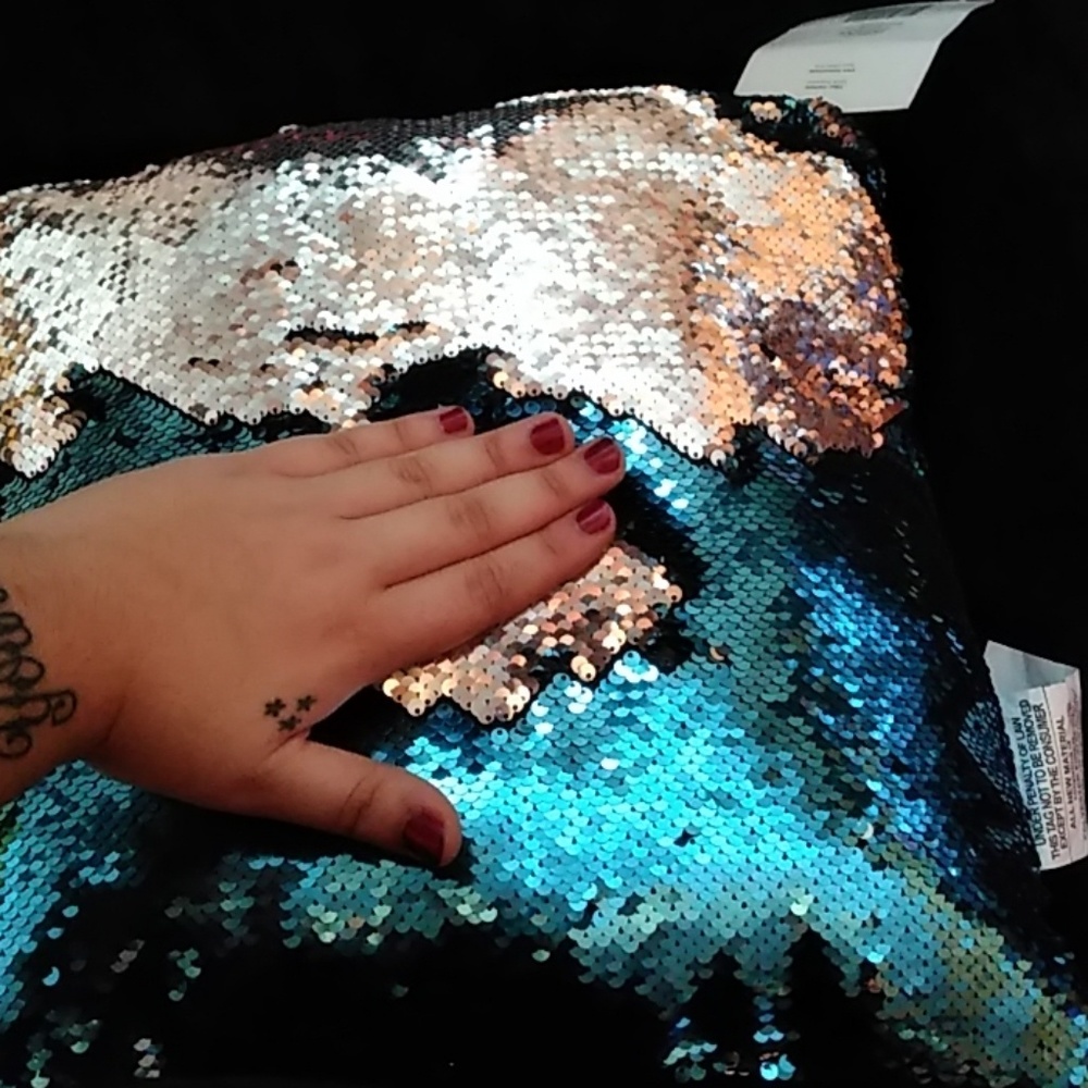 ColorShift Pillow - Picture 2 of 2